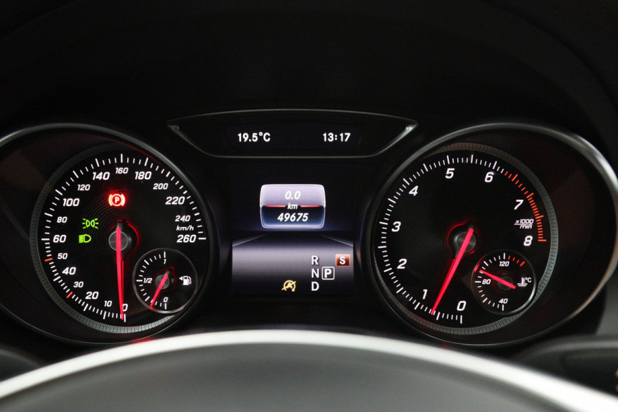 Mercedes-Benz CLA-Klasse 180 Automaat 123 PK AMG-Line Business Solution, Panoramadak, Stoelverwarming, Camera
