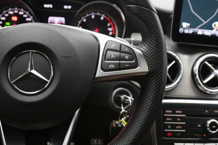 Mercedes-Benz CLA-Klasse 180 Automaat 123 PK AMG-Line Business Solution, Panoramadak, Stoelverwarming, Camera