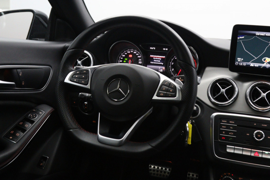 Mercedes-Benz CLA-Klasse 180 Automaat 123 PK AMG-Line Business Solution, Panoramadak, Stoelverwarming, Camera
