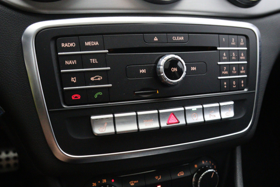 Mercedes-Benz CLA-Klasse 180 Automaat 123 PK AMG-Line Business Solution, Panoramadak, Stoelverwarming, Camera