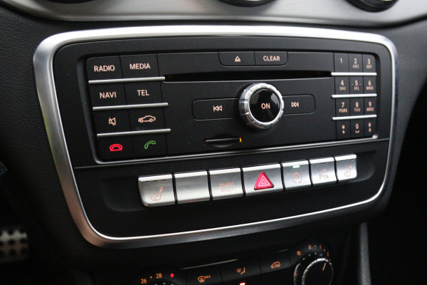 Mercedes-Benz CLA-Klasse 180 Automaat 123 PK AMG-Line Business Solution, Panoramadak, Stoelverwarming, Camera