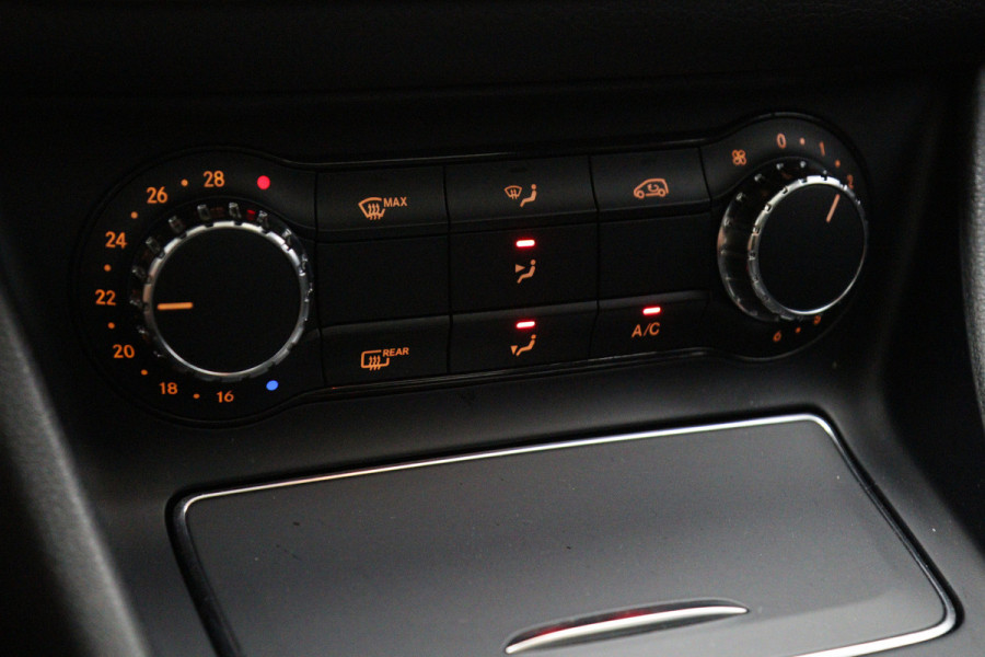 Mercedes-Benz CLA-Klasse 180 Automaat 123 PK AMG-Line Business Solution, Panoramadak, Stoelverwarming, Camera