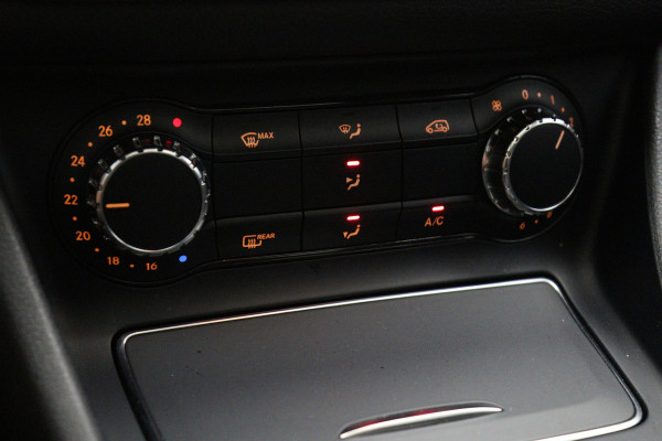 Mercedes-Benz CLA-Klasse 180 Automaat 123 PK AMG-Line Business Solution, Panoramadak, Stoelverwarming, Camera