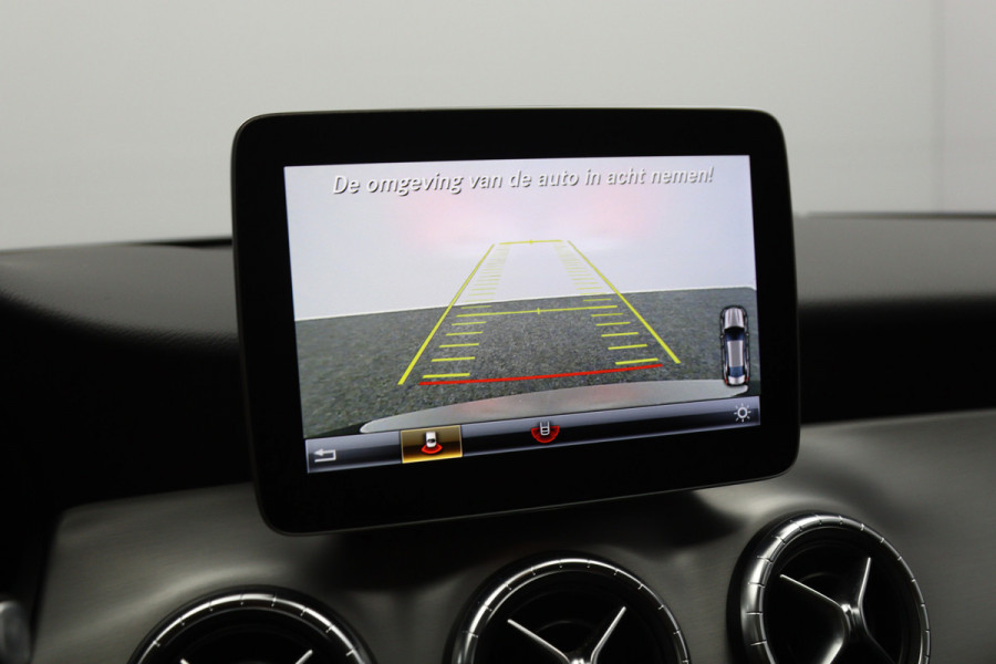 Mercedes-Benz CLA-Klasse 180 Automaat 123 PK AMG-Line Business Solution, Panoramadak, Stoelverwarming, Camera