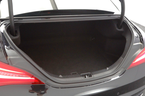 Mercedes-Benz CLA-Klasse 180 Automaat 123 PK AMG-Line Business Solution, Panoramadak, Stoelverwarming, Camera