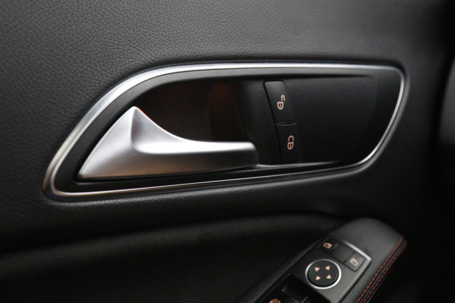 Mercedes-Benz CLA-Klasse 180 Automaat 123 PK AMG-Line Business Solution, Panoramadak, Stoelverwarming, Camera