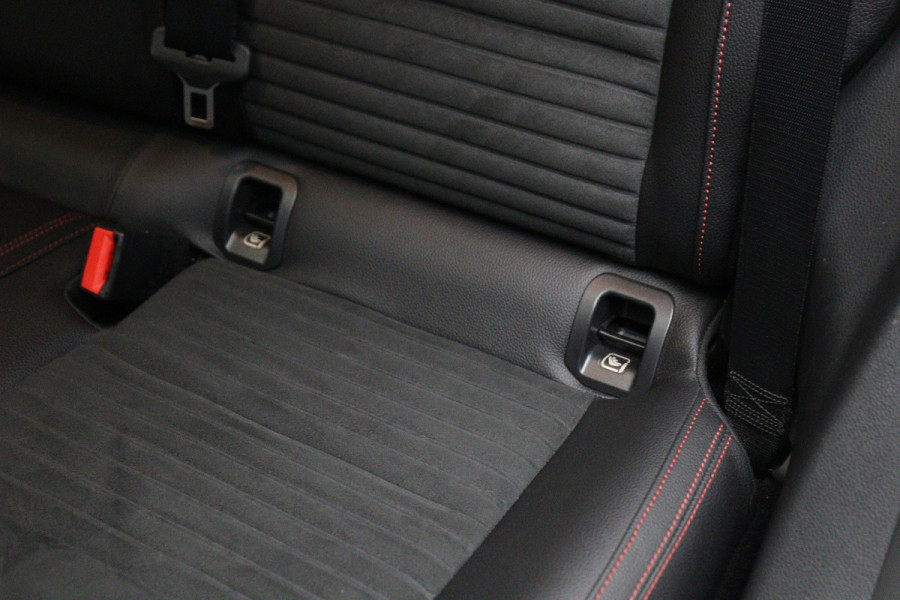 Mercedes-Benz CLA-Klasse 180 Automaat 123 PK AMG-Line Business Solution, Panoramadak, Stoelverwarming, Camera
