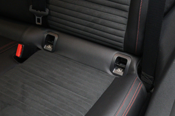 Mercedes-Benz CLA-Klasse 180 Automaat 123 PK AMG-Line Business Solution, Panoramadak, Stoelverwarming, Camera