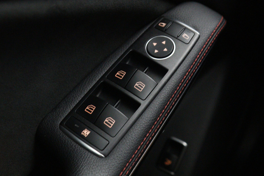 Mercedes-Benz CLA-Klasse 180 Automaat 123 PK AMG-Line Business Solution, Panoramadak, Stoelverwarming, Camera