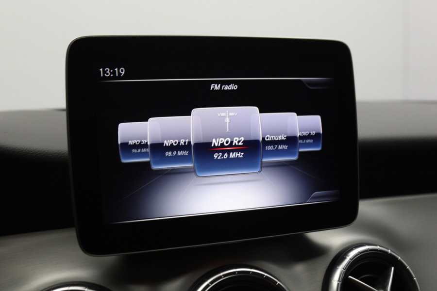 Mercedes-Benz CLA-Klasse 180 Automaat 123 PK AMG-Line Business Solution, Panoramadak, Stoelverwarming, Camera