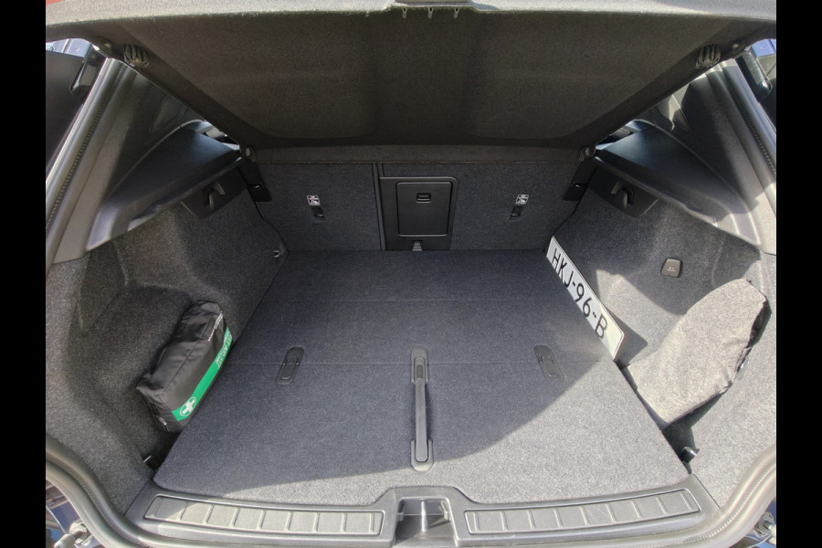 Volvo XC40 B4 198PK Plus Dark | BIIS | Trekhaak | H&K | Camera Achter | PDC V+A | ACC |