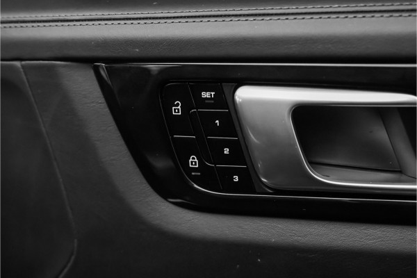 Porsche Cayenne 3.0 E-Hybrid Pano Camera 360° Sport Chrono Luchtvering