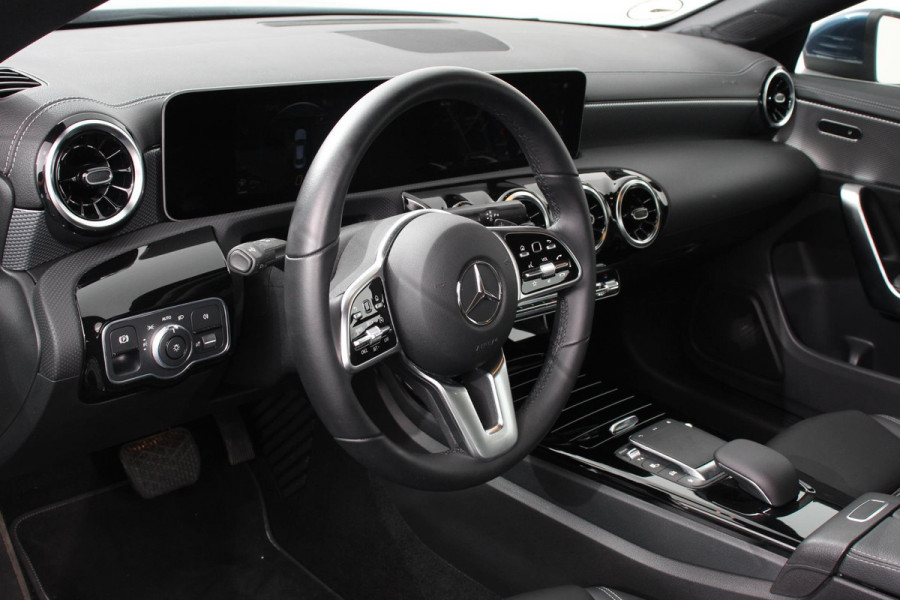Mercedes-Benz CLA-Klasse 200 Automaat Progressive Navigatie Climate Control Led Trekhaak Stoelverwarming Half Leder Camera
