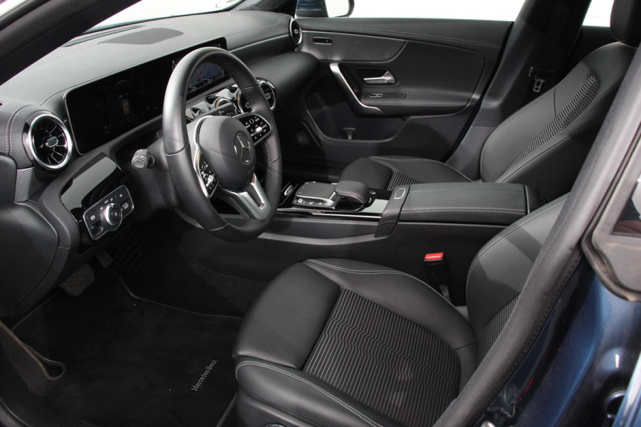 Mercedes-Benz CLA-Klasse 200 Automaat Progressive Navigatie Climate Control Led Trekhaak Stoelverwarming Half Leder Camera