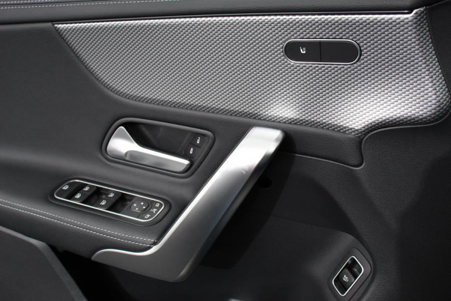 Mercedes-Benz CLA-Klasse 200 Automaat Progressive Navigatie Climate Control Led Trekhaak Stoelverwarming Half Leder Camera