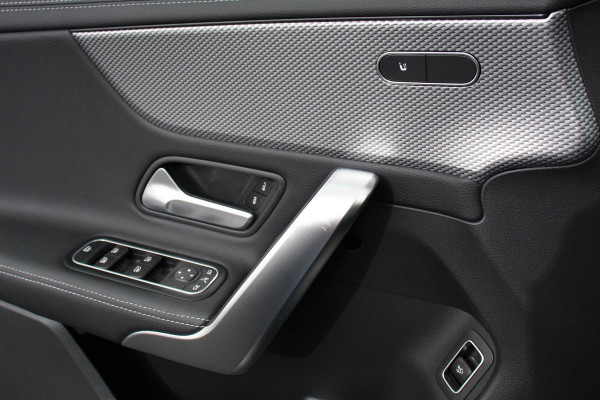 Mercedes-Benz CLA-Klasse 200 Automaat Progressive Navigatie Climate Control Led Trekhaak Stoelverwarming Half Leder Camera