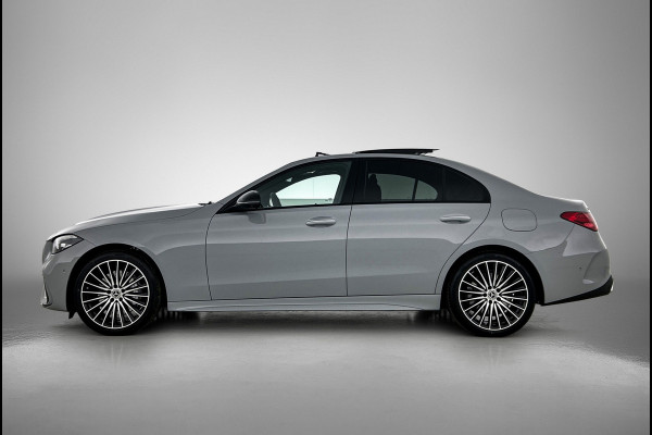 Mercedes-Benz C-Klasse 300 e 140 Years Edition |  Comfortpakket Plus | Nightpakket | Parkeerpakket met 360°-camera | Trekhaak | Panoramaschuifdak | Middenconsole metaalstructuur | DISTRONIC | GUARD 360° Plus | 19" multispaaks lichtmetalen AMG-velgen |