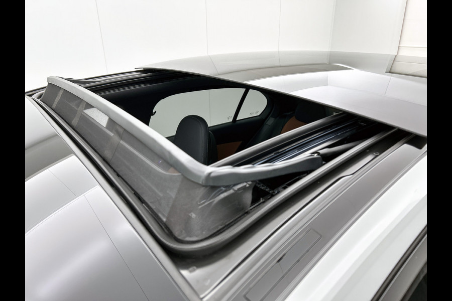 Mercedes-Benz C-Klasse 300 e 140 Years Edition |  Comfortpakket Plus | Nightpakket | Parkeerpakket met 360°-camera | Trekhaak | Panoramaschuifdak | Middenconsole metaalstructuur | DISTRONIC | GUARD 360° Plus | 19" multispaaks lichtmetalen AMG-velgen |