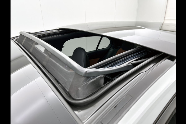 Mercedes-Benz C-Klasse 300 e 140 Years Edition |  Comfortpakket Plus | Nightpakket | Parkeerpakket met 360°-camera | Trekhaak | Panoramaschuifdak | Middenconsole metaalstructuur | DISTRONIC | GUARD 360° Plus | 19" multispaaks lichtmetalen AMG-velgen |