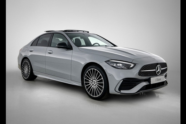 Mercedes-Benz C-Klasse 300 e 140 Years Edition |  Comfortpakket Plus | Nightpakket | Parkeerpakket met 360°-camera | Trekhaak | Panoramaschuifdak | Middenconsole metaalstructuur | DISTRONIC | GUARD 360° Plus | 19" multispaaks lichtmetalen AMG-velgen |