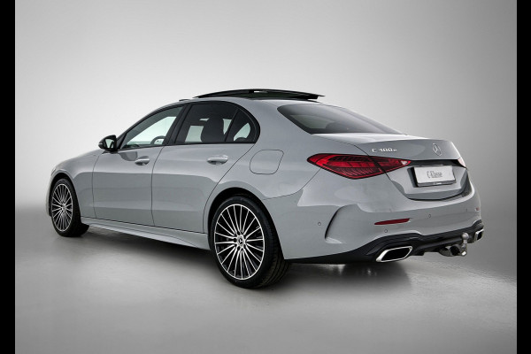 Mercedes-Benz C-Klasse 300 e 140 Years Edition |  Comfortpakket Plus | Nightpakket | Parkeerpakket met 360°-camera | Trekhaak | Panoramaschuifdak | Middenconsole metaalstructuur | DISTRONIC | GUARD 360° Plus | 19" multispaaks lichtmetalen AMG-velgen |