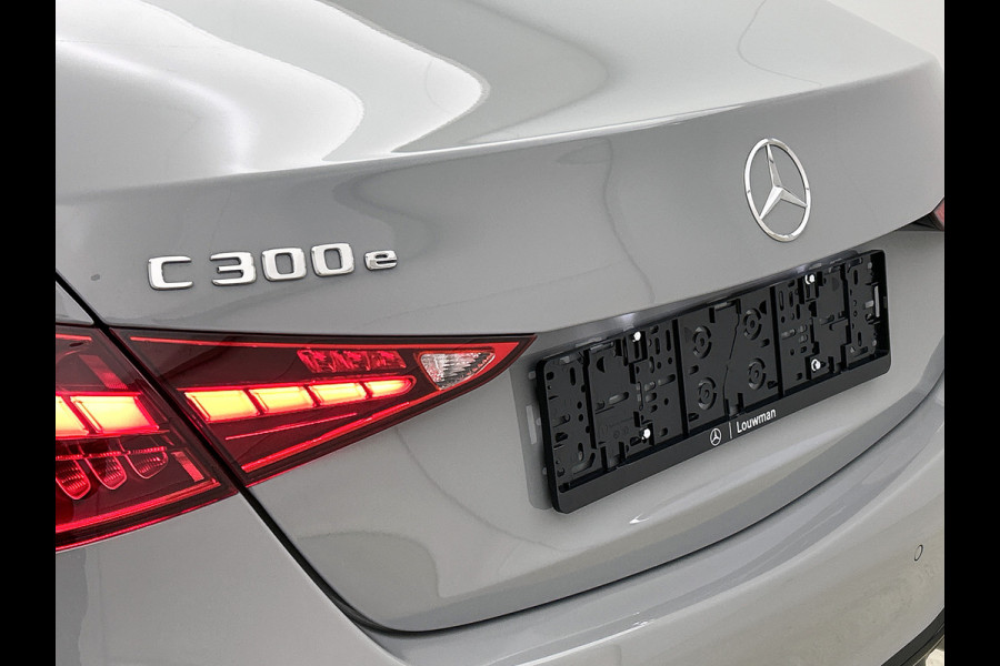 Mercedes-Benz C-Klasse 300 e 140 Years Edition |  Comfortpakket Plus | Nightpakket | Parkeerpakket met 360°-camera | Trekhaak | Panoramaschuifdak | Middenconsole metaalstructuur | DISTRONIC | GUARD 360° Plus | 19" multispaaks lichtmetalen AMG-velgen |