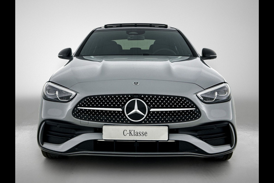 Mercedes-Benz C-Klasse 300 e 140 Years Edition |  Comfortpakket Plus | Nightpakket | Parkeerpakket met 360°-camera | Trekhaak | Panoramaschuifdak | Middenconsole metaalstructuur | DISTRONIC | GUARD 360° Plus | 19" multispaaks lichtmetalen AMG-velgen |