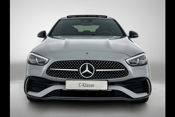 Mercedes-Benz C-Klasse 300 e 140 Years Edition |  Comfortpakket Plus | Nightpakket | Parkeerpakket met 360°-camera | Trekhaak | Panoramaschuifdak | Middenconsole metaalstructuur | DISTRONIC | GUARD 360° Plus | 19" multispaaks lichtmetalen AMG-velgen |