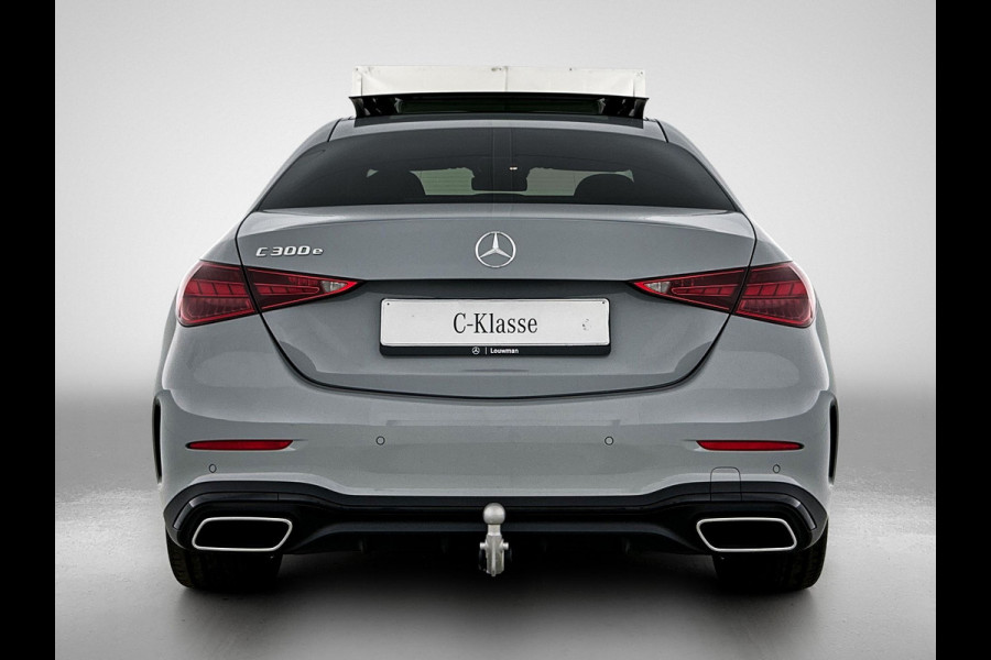 Mercedes-Benz C-Klasse 300 e 140 Years Edition |  Comfortpakket Plus | Nightpakket | Parkeerpakket met 360°-camera | Trekhaak | Panoramaschuifdak | Middenconsole metaalstructuur | DISTRONIC | GUARD 360° Plus | 19" multispaaks lichtmetalen AMG-velgen |