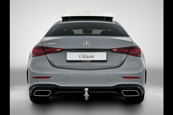 Mercedes-Benz C-Klasse 300 e 140 Years Edition |  Comfortpakket Plus | Nightpakket | Parkeerpakket met 360°-camera | Trekhaak | Panoramaschuifdak | Middenconsole metaalstructuur | DISTRONIC | GUARD 360° Plus | 19" multispaaks lichtmetalen AMG-velgen |