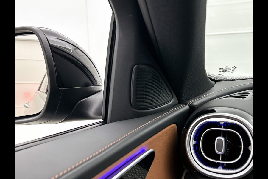 Mercedes-Benz C-Klasse 300 e 140 Years Edition |  Comfortpakket Plus | Nightpakket | Parkeerpakket met 360°-camera | Trekhaak | Panoramaschuifdak | Middenconsole metaalstructuur | DISTRONIC | GUARD 360° Plus | 19" multispaaks lichtmetalen AMG-velgen |
