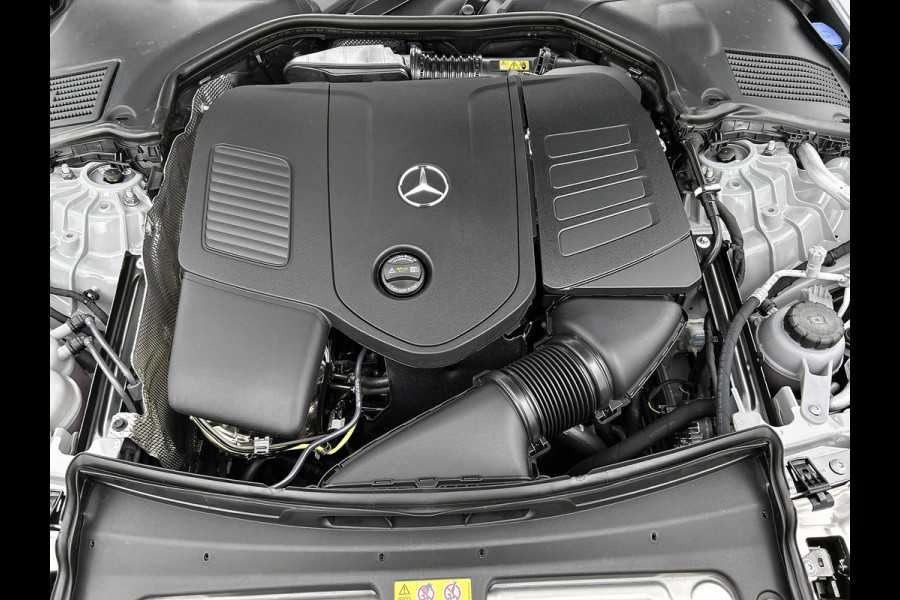 Mercedes-Benz C-Klasse 300 e 140 Years Edition |  Comfortpakket Plus | Nightpakket | Parkeerpakket met 360°-camera | Trekhaak | Panoramaschuifdak | Middenconsole metaalstructuur | DISTRONIC | GUARD 360° Plus | 19" multispaaks lichtmetalen AMG-velgen |