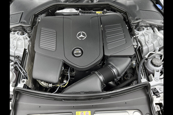 Mercedes-Benz C-Klasse 300 e 140 Years Edition |  Comfortpakket Plus | Nightpakket | Parkeerpakket met 360°-camera | Trekhaak | Panoramaschuifdak | Middenconsole metaalstructuur | DISTRONIC | GUARD 360° Plus | 19" multispaaks lichtmetalen AMG-velgen |