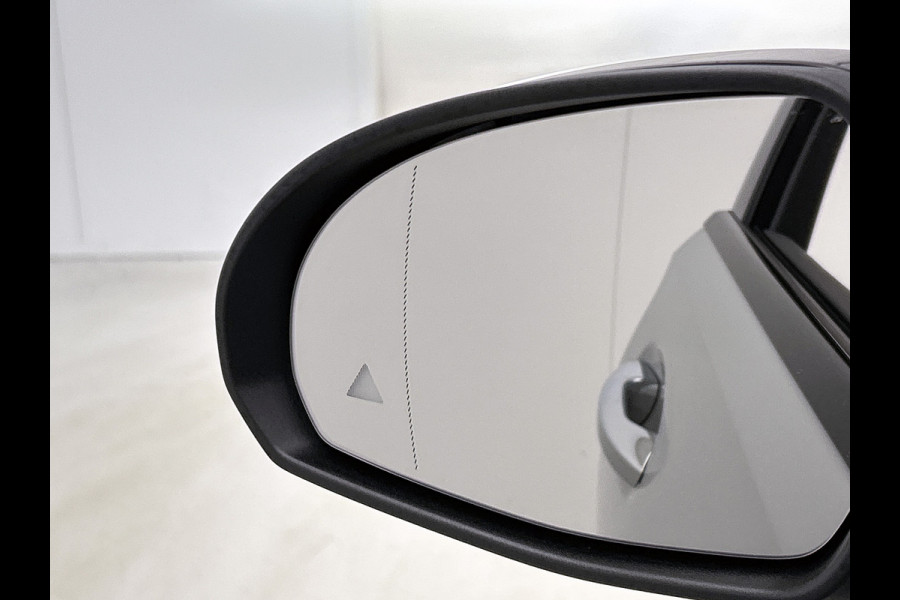 Mercedes-Benz C-Klasse 300 e 140 Years Edition |  Comfortpakket Plus | Nightpakket | Parkeerpakket met 360°-camera | Trekhaak | Panoramaschuifdak | Middenconsole metaalstructuur | DISTRONIC | GUARD 360° Plus | 19" multispaaks lichtmetalen AMG-velgen |