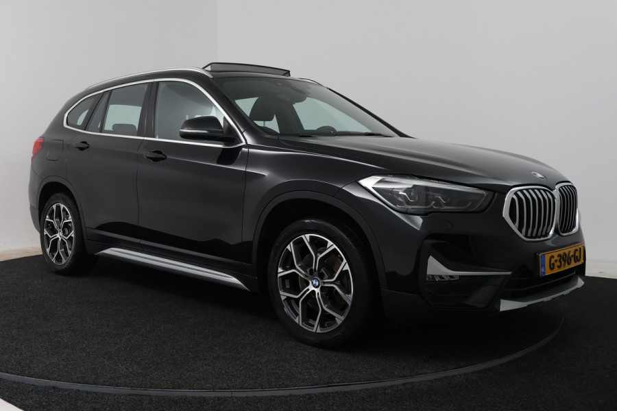 BMW X1 sDrive20i VDL Nedcar Edition (PANORAMADAK, CAMERA, STOELVERWARMING, PARKEERSENSOREN)