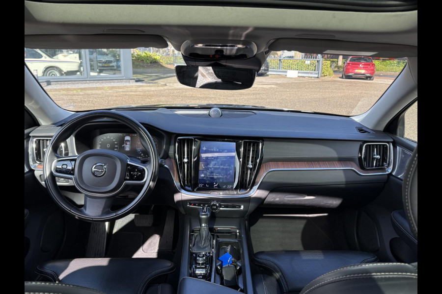 Volvo V60 2.0 T5 Inscription VAN: € 26.900- VOOR: € 24.877,- UW HERFSTVOORDEEL: € 2.023,-| VOLVO DEALER ONDERHOUDEN | FULL OPTIONS| BOWERS & WILKINS| ELEK. TREKHAAK| PANO| STOELVENTILATIE| HUD| ACHTERBANK VERWARMD| ORIG. NL NAP|