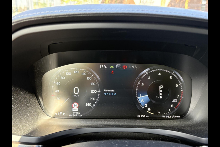 Volvo V60 2.0 T5 Inscription VAN: € 26.900- VOOR: € 24.877,- UW HERFSTVOORDEEL: € 2.023,-| VOLVO DEALER ONDERHOUDEN | FULL OPTIONS| BOWERS & WILKINS| ELEK. TREKHAAK| PANO| STOELVENTILATIE| HUD| ACHTERBANK VERWARMD| ORIG. NL NAP|