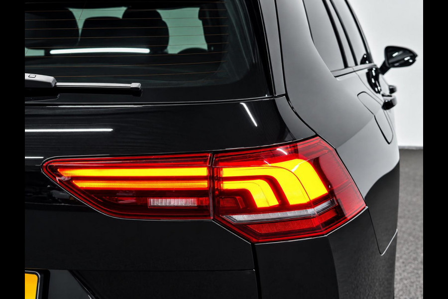 Volkswagen Golf Variant 1.5 eTSI Life DSG Navigatie Apple Carplay Android Auto Parkeerhulp Adaptive Cruise Control Stoel- en stuurverwarming Sfeerverlichting Virtual Cockpit Climate Control