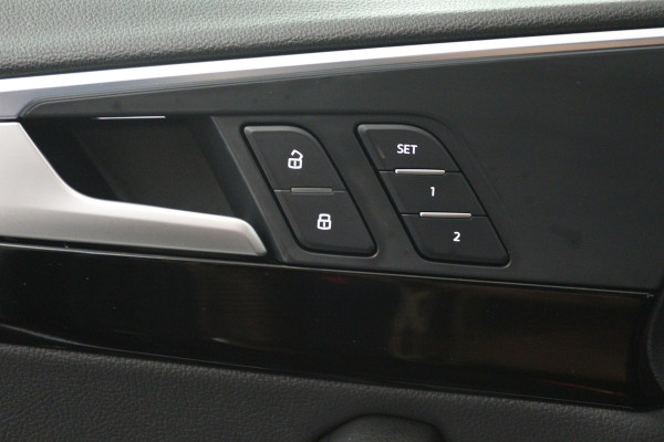 Audi A4 Limousine 35 TFSI Sport S line black edition (DIGITALE COCKPIT, CAMERA, STOELVERWARMING/VERKOELING, ELEKTR STOELEN)