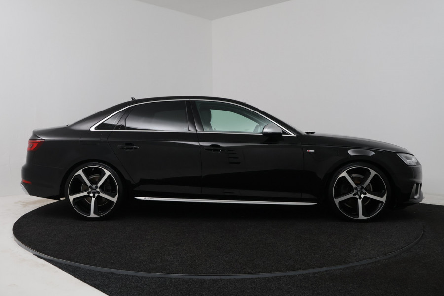 Audi A4 Limousine 35 TFSI Sport S line black edition (DIGITALE COCKPIT, CAMERA, STOELVERWARMING/VERKOELING, ELEKTR STOELEN)