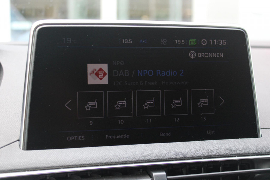Peugeot 3008 1.2 130PK AUTOMAAT ALLURE | LEDEREN BEKLEDING | TREKHAAK | ELEKTRISCH BEDIENBARE BESTUUDERSSTOEL MET GEHEUGENFUNCTIE | ADAPTIVE CRUISE CONTROL | ELEKTRISCH BEDIENBARE ACHTERKLEP | APPLE CARPLAY/ANDROID AUTO | NAVIGATIE | STOELVERWARMING | ALL SEASON BANDEN | 19" LICHTMETALEN VELGEN | KEYLESS ENTRY/START | DODEHOEK DETECTIE | DRAADLOZE TELEFOONLADER |