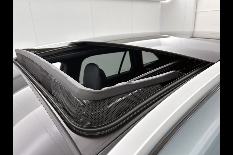 Mercedes-Benz GLC 300e 4MATIC Business Solution Luxury | Comfortpakket Plus | Parkeerpakket | Trekhaak | Panoramaschuifdak | DISTRONIC | Sierdelen hout aluminiumlines | URBAN GUARD Plus | Dakhemel stof zwart |