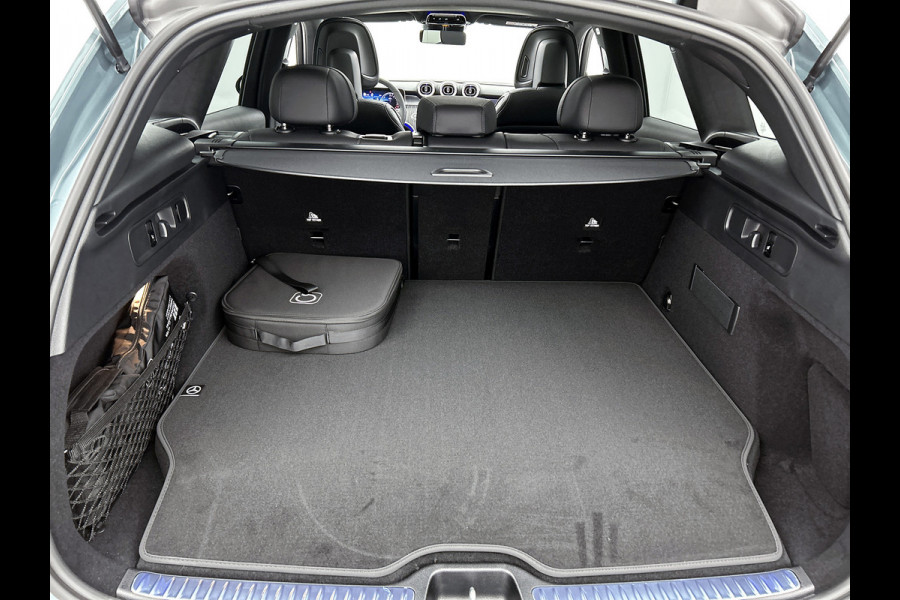 Mercedes-Benz GLC 300e 4MATIC Business Solution Luxury | Comfortpakket Plus | Parkeerpakket | Trekhaak | Panoramaschuifdak | DISTRONIC | Sierdelen hout aluminiumlines | URBAN GUARD Plus | Dakhemel stof zwart |