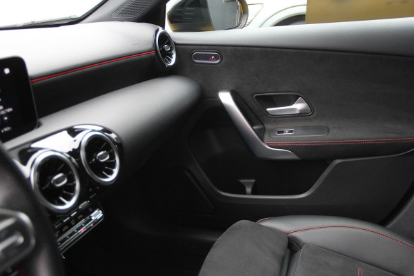Mercedes-Benz A-Klasse 180 Business | NL Auto | AMG | Pano-Dak | Camera | ECC | Cruise | Leder | PDC | Navi | Keyless-Go | DAB