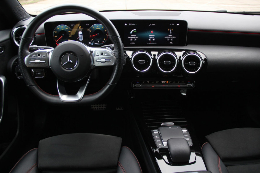 Mercedes-Benz A-Klasse 180 Business | NL Auto | AMG | Pano-Dak | Camera | ECC | Cruise | Leder | PDC | Navi | Keyless-Go | DAB