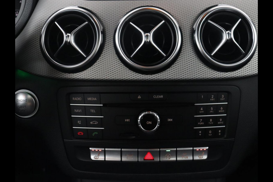 Mercedes-Benz B-klasse 200 Prestige | Panoramadak | Half leder | Stoelverwarming | Cruise control | Navigatie | Bluetooth | Climate control | Park assist | Full LED | 17" velgen