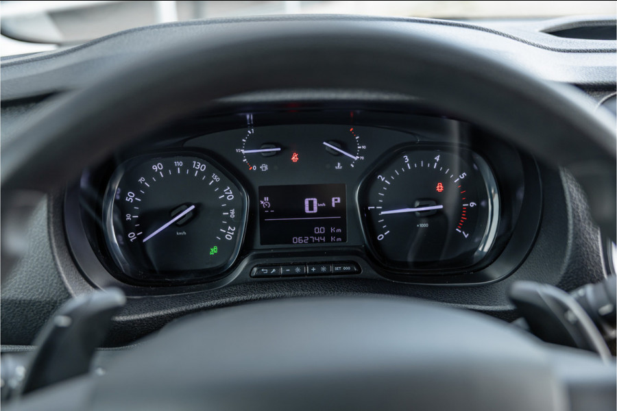 Opel Vivaro 2.0 CDTI L2H1 | L+R Schuifdeur | Automaat | CarPlay | Camera | Stoelverwarming | Trekhaak | F1 Flippers | Cruise control | Bedrijfswageninrichting | 3-Zitter | Nieuwe APK