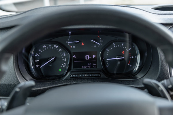 Opel Vivaro 2.0 CDTI L2H1 | L+R Schuifdeur | Automaat | CarPlay | Camera | Stoelverwarming | Trekhaak | F1 Flippers | Cruise control | Bedrijfswageninrichting | 3-Zitter | Nieuwe APK