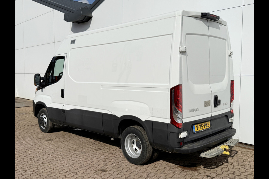 Iveco Daily 35C14 2.3 L2H2 Dubbellucht Airco Cruise control Camera Trekhaak 3,5t Inbouw lucht geveerde stoel