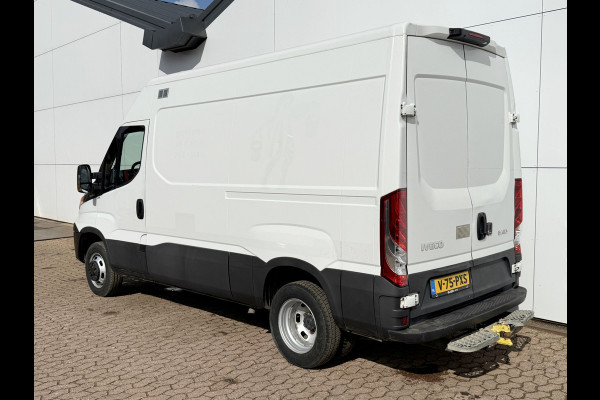 Iveco Daily 35C14 2.3 L2H2 Dubbellucht Airco Cruise control Camera Trekhaak 3,5t Inbouw lucht geveerde stoel